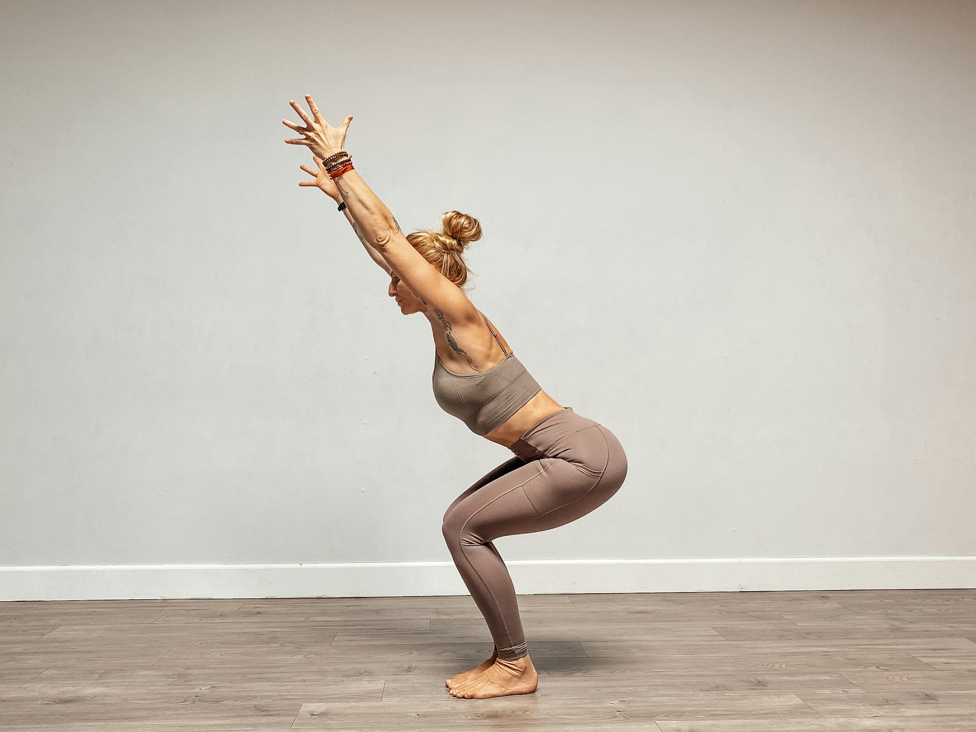 femme en position de pilate dans une salle